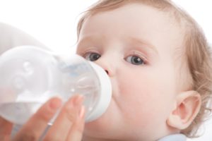 Как приучить ребенка пить из бутылочки