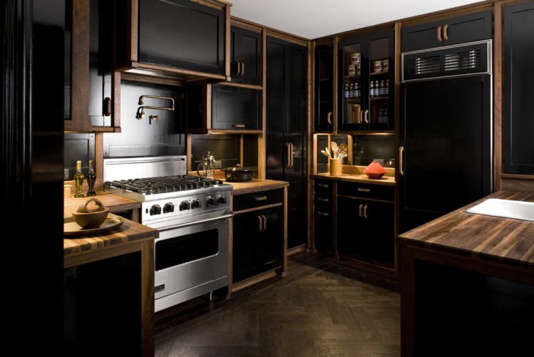 Стильная черная кухня с деревянными акцентами