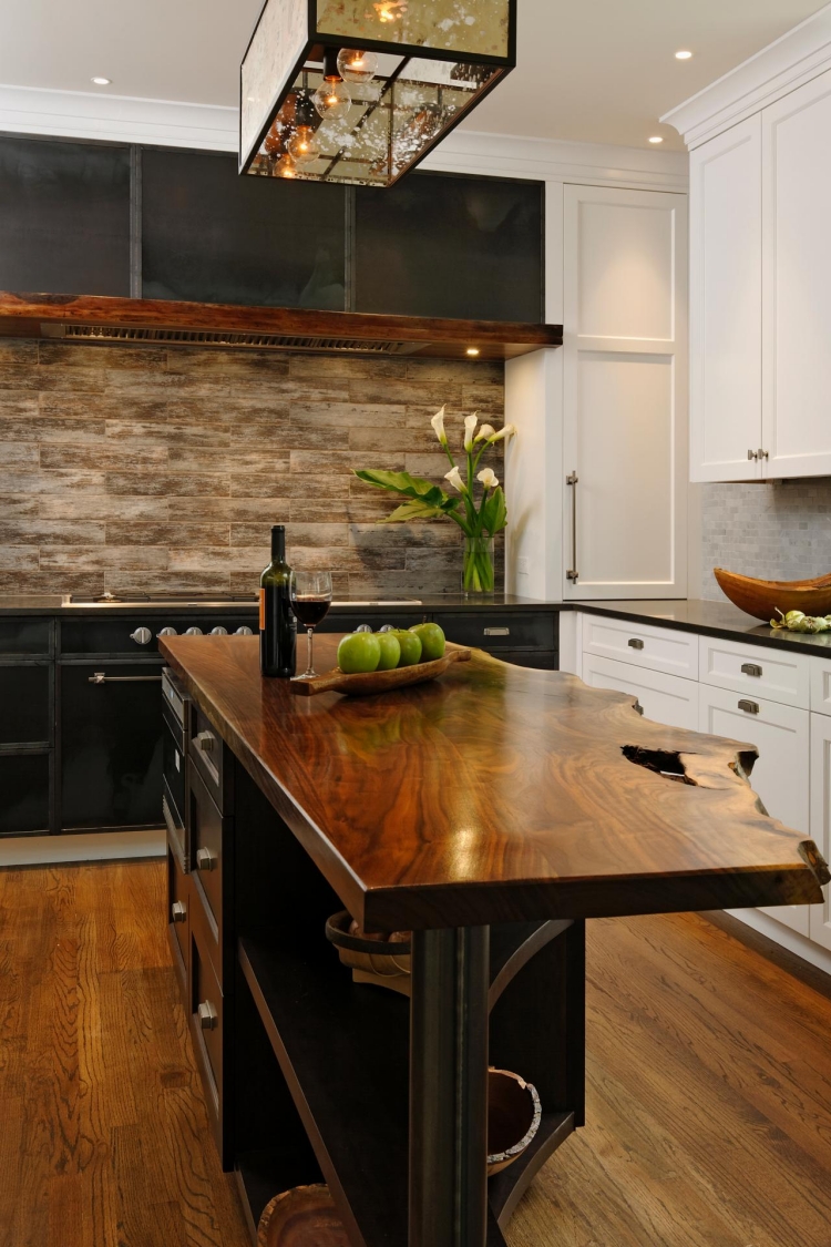 Контрастная черно-белая кухня в стиле модерн, в сочетании с деревянной столешницей нестандартной формы