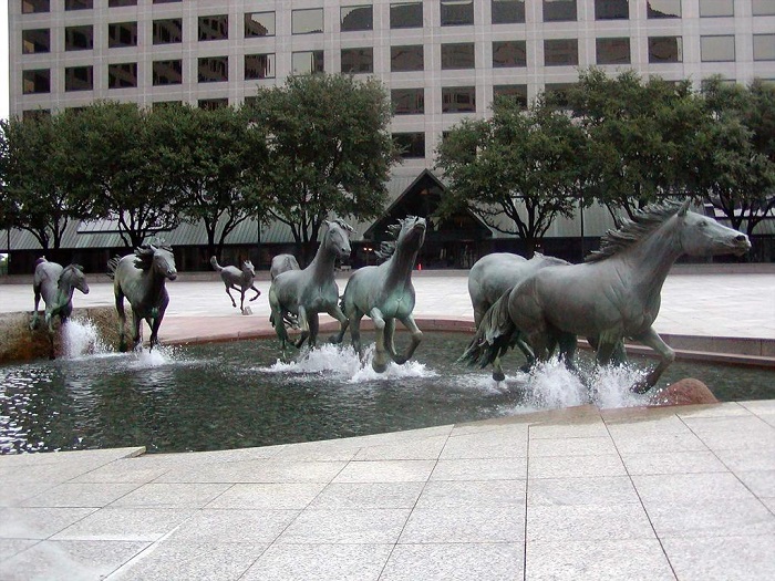 Одна из самых больших скульптурных групп лошадей в мире.