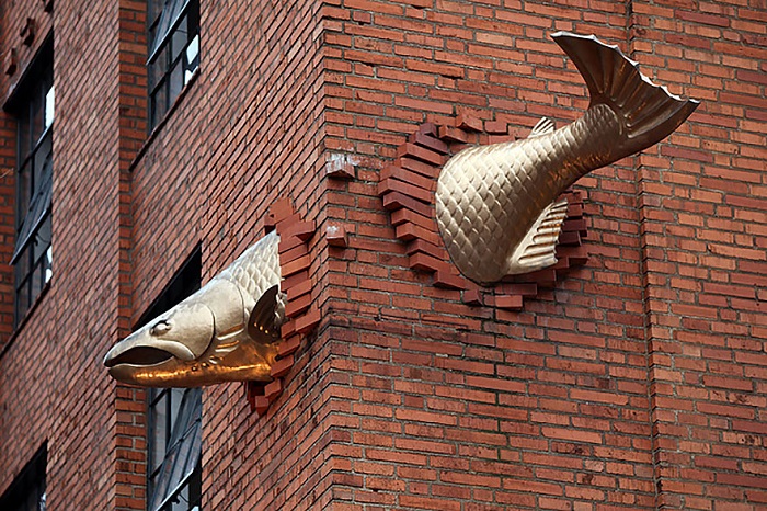 Скульптура лосося расположена в стене здания над входом в один из лучших ресторанов Портленда.