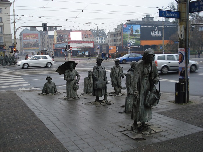 Скульптура символизирует подавление личности во времена коммунизма и подпольную антикоммунистическую деятельность поляков в 1980-х годах.