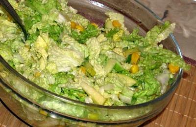Как приготовить диетический сытный салат с кукурузой и яблоками?