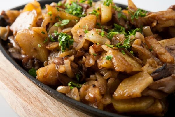 Картофель тушеный со свежими грибами — вкусный рецепт