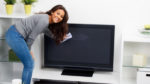 Чем протирать экран телевизора в домашних условиях от пыли и разводов