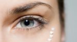Антивозрастной крем с ретинолом под глаза: какие дополнительные ингредиенты могут улучшить его эффект