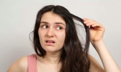 Почему волосы становятся жирными во время менструации и как с этим справиться