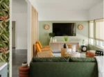 Как сделать зеленый диван центральным элементом гостиной: 5 вдохновляющих идей